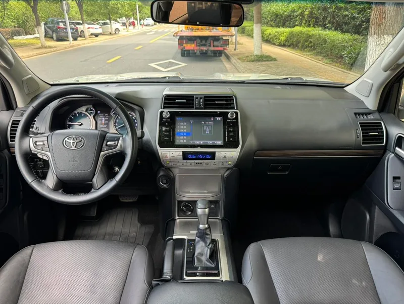 Toyota Prado 2018 3.5L Automatique TX-L Pin de secours à l'arrière intérieur photo 14 Toyota Prado 2018 3.5L Automatique TX-L Pin de secours à l'arrière intérieur photo 14