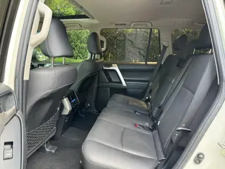 Toyota Prado 2018 3.5L Automatique TX-L Pin de secours à l'arrière intérieur photo 15 Toyota Prado 2018 3.5L Automatique TX-L Pin de secours à l'arrière intérieur photo 15