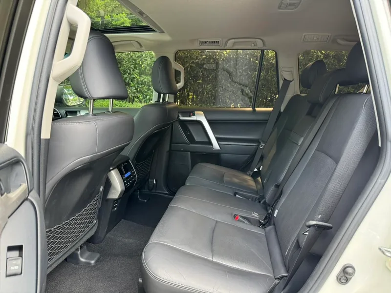 Toyota Prado 2018 3.5L Automatique TX-L Pin de secours à l'arrière intérieur photo 15 Toyota Prado 2018 3.5L Automatique TX-L Pin de secours à l'arrière intérieur photo 15