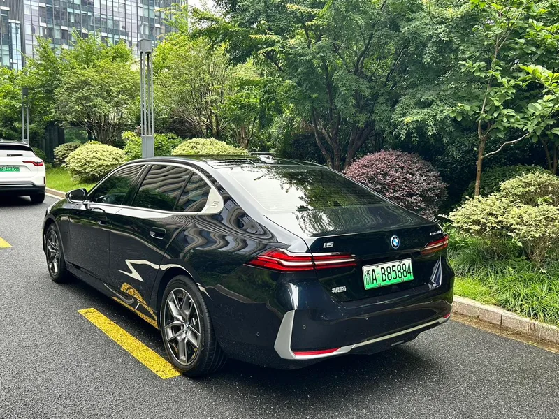 BMW i5 2024 eDrive35L Ensemble de luxe extérieur photo 7 BMW i5 2024 eDrive35L Ensemble de luxe extérieur photo 7
