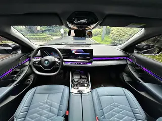 BMW i5 2024 eDrive35L Ensemble de luxe intérieur photo 10 BMW i5 2024 eDrive35L Ensemble de luxe intérieur photo 10