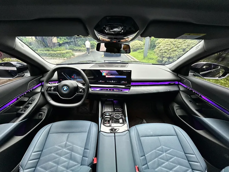 BMW i5 2024 eDrive35L Ensemble de luxe intérieur photo 10 BMW i5 2024 eDrive35L Ensemble de luxe intérieur photo 10