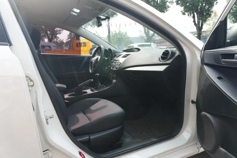 Mazda Mazda3 Xingcheng 2015 Hatchback 1.6L Tipo de confort manual exterior foto 4 Mazda Mazda3 Xingcheng 2015 Hatchback 1.6L Tipo de confort manual exterior foto 4