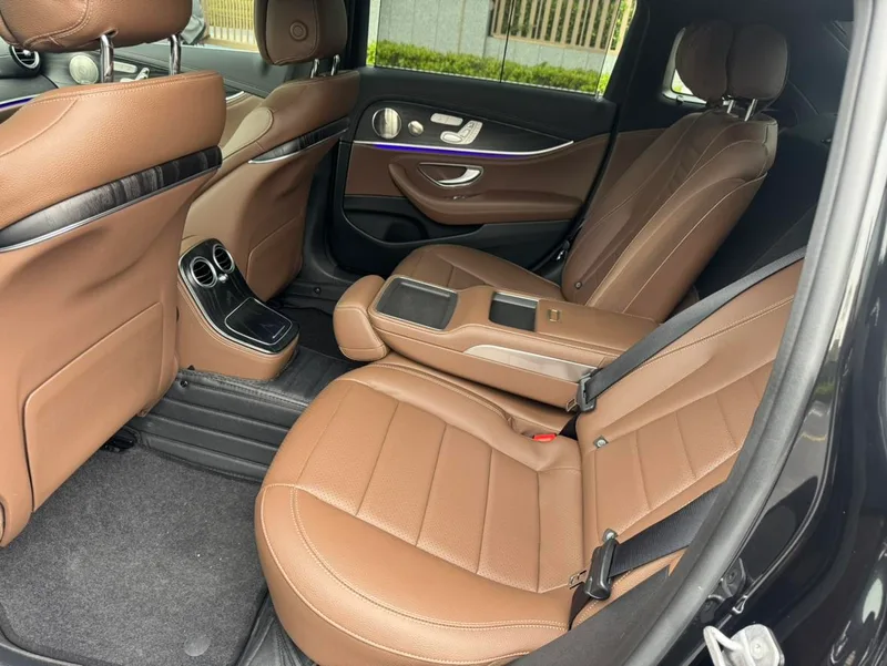 Mercedes-Benz E-Class 2022 Segundo cambio E 300 L De lujo Coche deportivo interior foto 19 Mercedes-Benz E-Class 2022 Segundo cambio E 300 L De lujo Coche deportivo interior foto 19