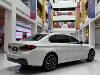 BMW 5 Series 2022 Mise à jour 530Li Type de luxe M Ensemble de sport extérieur photo 4 BMW 5 Series 2022 Mise à jour 530Li Type de luxe M Ensemble de sport extérieur photo 4