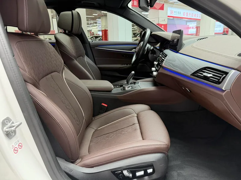 BMW 5 Series 2022 Mise à jour 530Li Type de luxe M Ensemble de sport intérieur photo 18 BMW 5 Series 2022 Mise à jour 530Li Type de luxe M Ensemble de sport intérieur photo 18