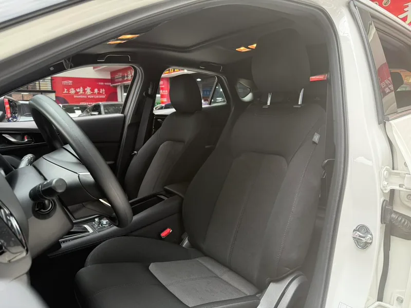 Mazda CX-4 2021 2.0L Versión vibrante del cielo azul con tracción en dos ruedas interior foto 15