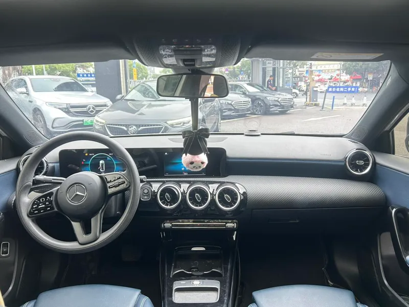 Mercedes-Benz A-Class 2021 A 180 L interior photo 10 Mercedes-Benz A-Class 2021 A 180 L interior photo 10
