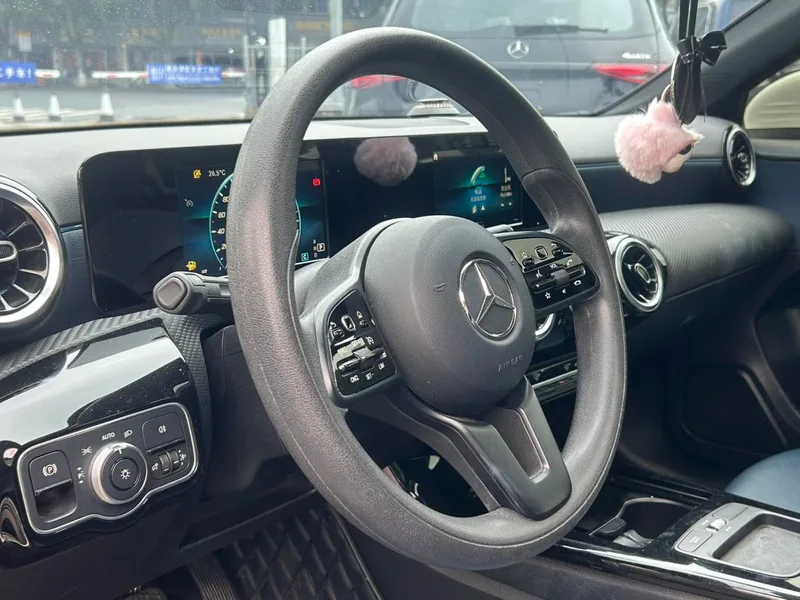 Mercedes-Benz A-Class 2021 A 180 L interior photo 15 Mercedes-Benz A-Class 2021 A 180 L interior photo 15