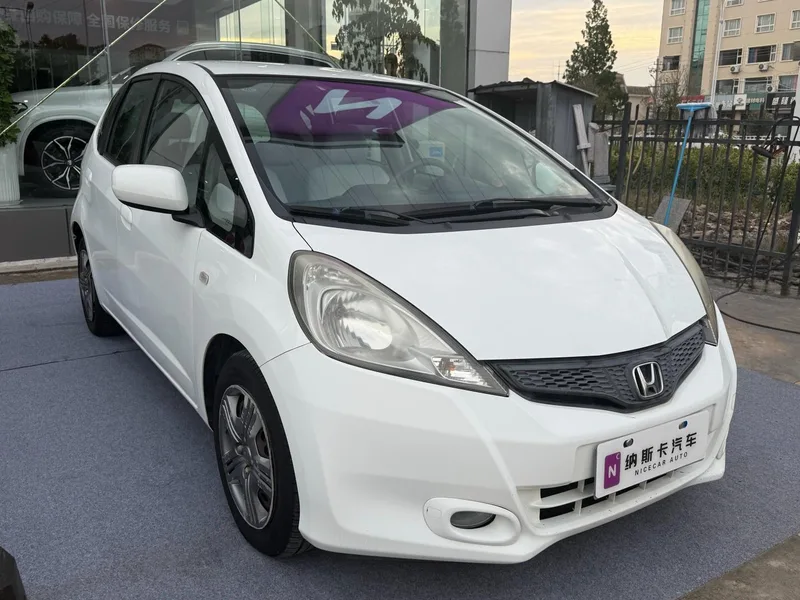 Honda Fit 2011 1.3L Version confort automatique extérieur photo 3 Honda Fit 2011 1.3L Version confort automatique extérieur photo 3