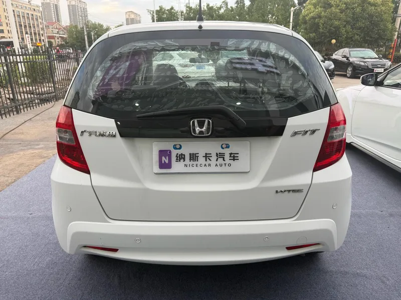 Honda Fit 2011 1.3L Version confort automatique extérieur photo 4 Honda Fit 2011 1.3L Version confort automatique extérieur photo 4