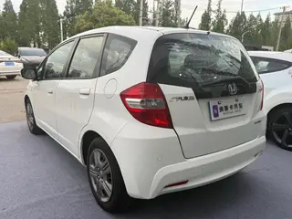 Honda Fit 2011 1.3L Version confort automatique extérieur photo 5 Honda Fit 2011 1.3L Version confort automatique extérieur photo 5