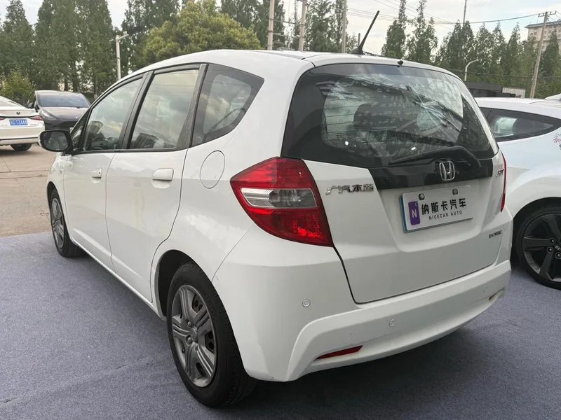 Honda Fit 2011 1.3L Version confort automatique extérieur photo 5 Honda Fit 2011 1.3L Version confort automatique extérieur photo 5