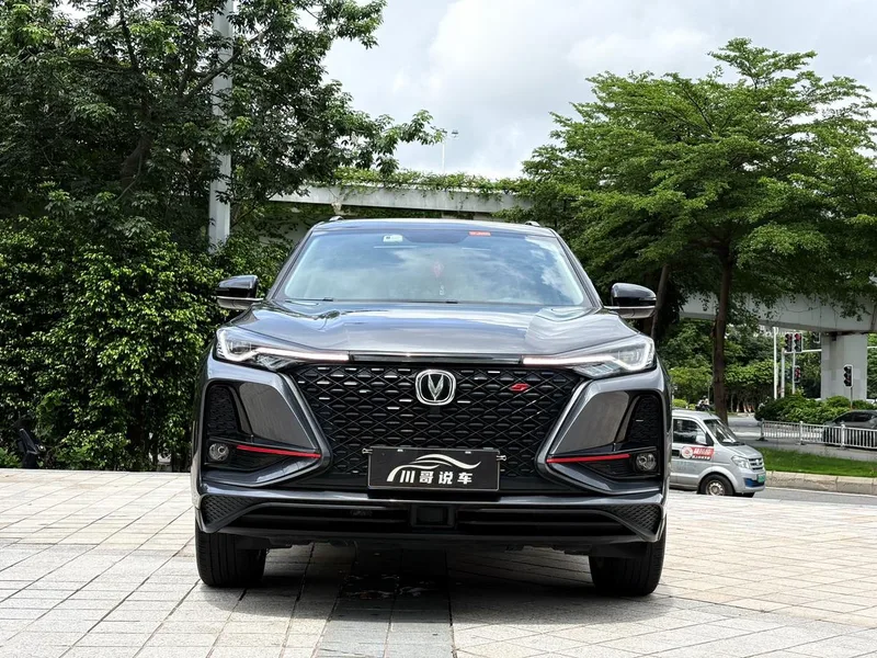 Changan CS75 PLUS 2021 1.5T Автоматический премиум-класса экстерьер фото 2 Changan CS75 PLUS 2021 1.5T Автоматический премиум-класса экстерьер фото 2