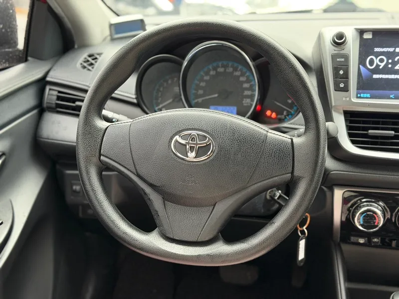 Toyota Yaris L 2016 Reforma 1.5E CVT Versión encantadora exterior foto 2 Toyota Yaris L 2016 Reforma 1.5E CVT Versión encantadora exterior foto 2