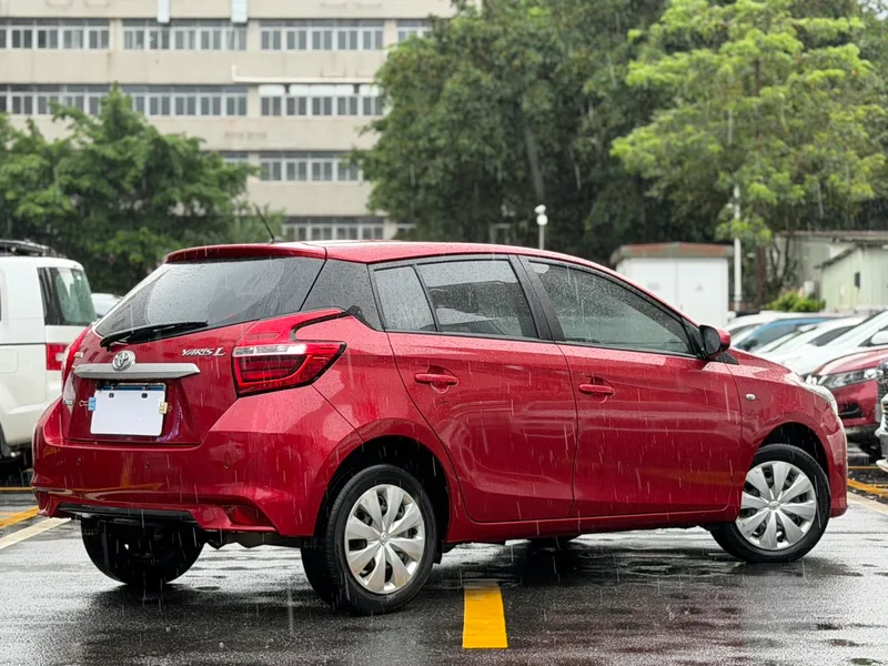 Toyota Yaris L 2016 Reforma 1.5E CVT Versión encantadora exterior foto 3 Toyota Yaris L 2016 Reforma 1.5E CVT Versión encantadora exterior foto 3