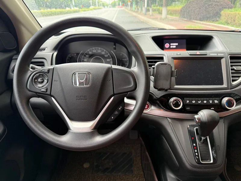 Honda CR-V 2015 2.0L Two-Drive Fashion Edition interior photo 13 Honda CR-V 2015 2.0L Two-Drive Fashion Edition interior photo 13
