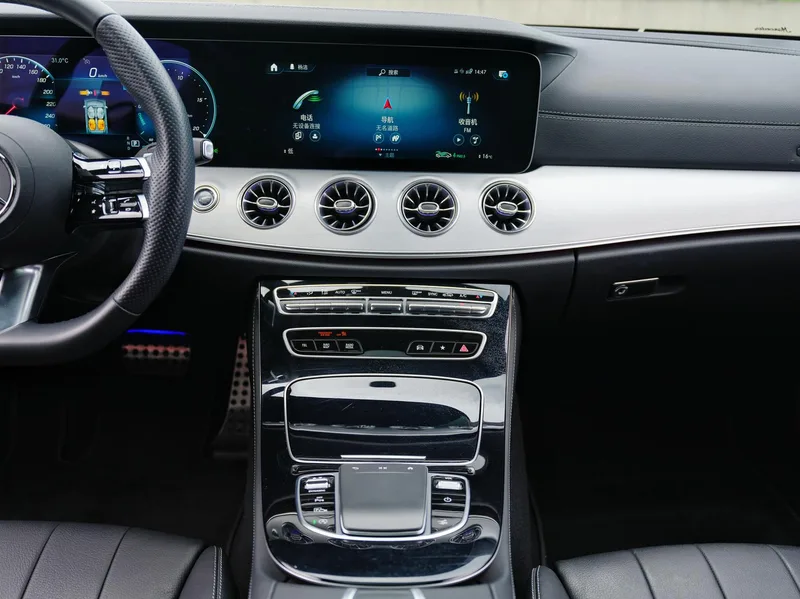 Mercedes-Benz E-Class (Imported) 2023 E 260 Coupé intérieur photo 12 Mercedes-Benz E-Class (Imported) 2023 E 260 Coupé intérieur photo 12
