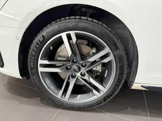 Audi A4L 2023 40 TFSI Роскошный динамичный тип интерьер фото 14 Audi A4L 2023 40 TFSI Роскошный динамичный тип интерьер фото 14