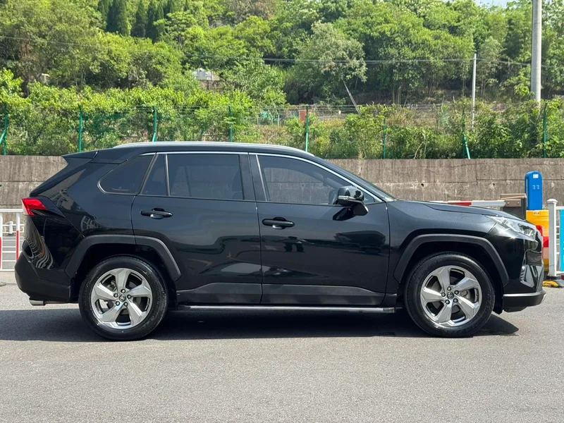 Toyota RAV4 2021 2.0L CVT Two-wheel-drive Prestige Edition exterior photo 4 Toyota RAV4 2021 2.0L CVT Two-wheel-drive Prestige Edition exterior photo 4