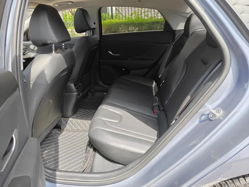 Hyundai Elantra 2023 1.5L CVT LUX Version de luxe intérieur photo 7 Hyundai Elantra 2023 1.5L CVT LUX Version de luxe intérieur photo 7