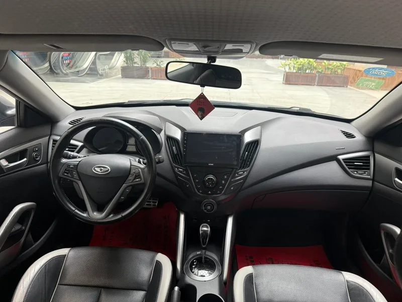Hyundai Veloster 2015 1.6T Edición exclusiva automática interior foto 7 Hyundai Veloster 2015 1.6T Edición exclusiva automática interior foto 7