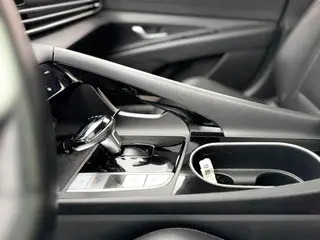 Hyundai Elantra 2021 1.5L CVT LUX Version de luxe intérieur photo 12