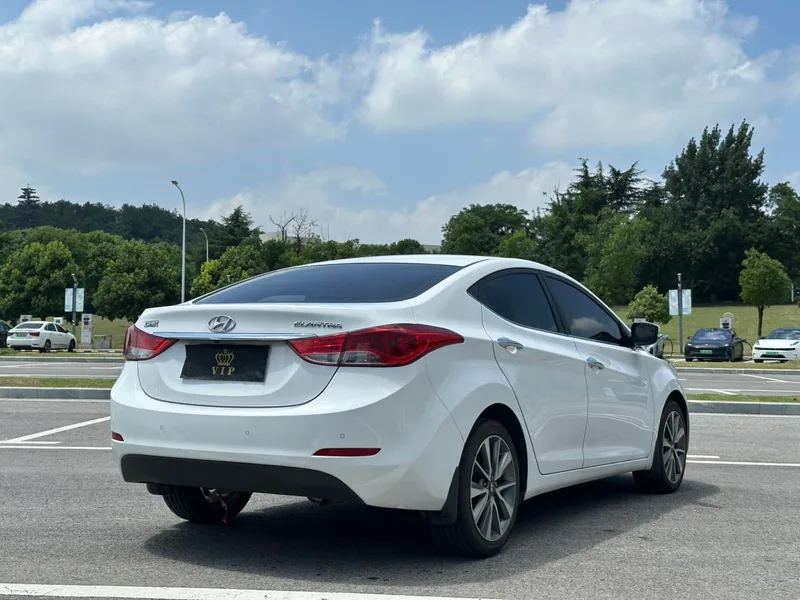 Hyundai Elantra Langdong 2015 1.6L Tipo de liderazgo automático exterior foto 4 Hyundai Elantra Langdong 2015 1.6L Tipo de liderazgo automático exterior foto 4