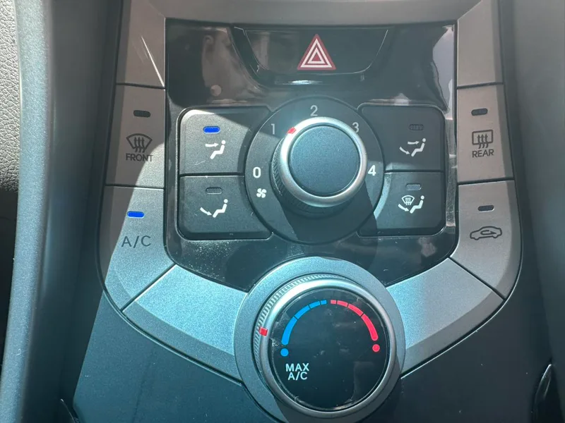 Hyundai Elantra Langdong 2015 1.6L Tipo de liderazgo automático interior foto 12 Hyundai Elantra Langdong 2015 1.6L Tipo de liderazgo automático interior foto 12