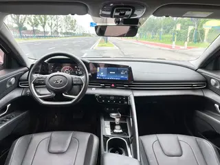 Hyundai Elantra 2021 1.5L CVT LUX Version de luxe intérieur photo 12