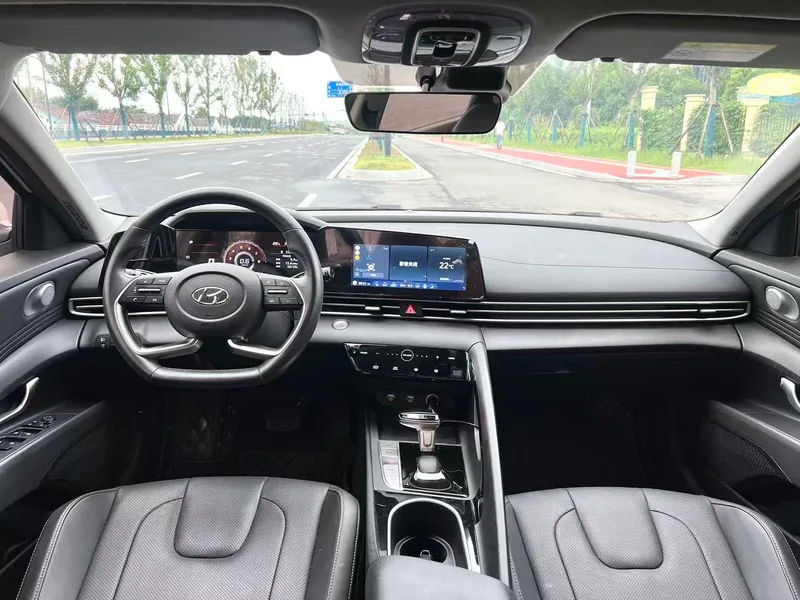 Hyundai Elantra 2021 1.5L CVT LUX Version de luxe intérieur photo 12