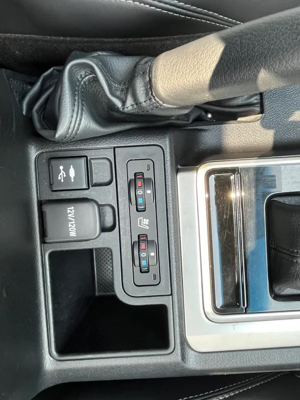 Toyota Prado 2018 3.5L Automatique TX-L Pin de secours à l'arrière intérieur photo 13 Toyota Prado 2018 3.5L Automatique TX-L Pin de secours à l'arrière intérieur photo 13