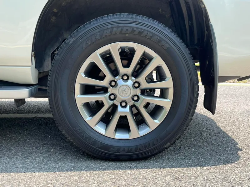 Toyota Prado 2018 3.5L Automatique TX-L Pin de secours à l'arrière intérieur photo 18 Toyota Prado 2018 3.5L Automatique TX-L Pin de secours à l'arrière intérieur photo 18