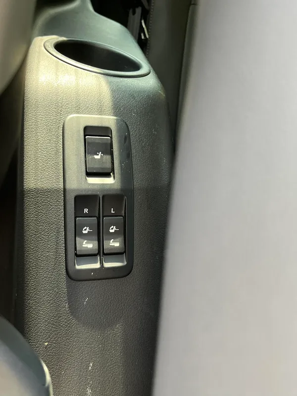 Toyota Prado 2018 3.5L Automatique TX-L Pin de secours à l'arrière intérieur photo 19 Toyota Prado 2018 3.5L Automatique TX-L Pin de secours à l'arrière intérieur photo 19