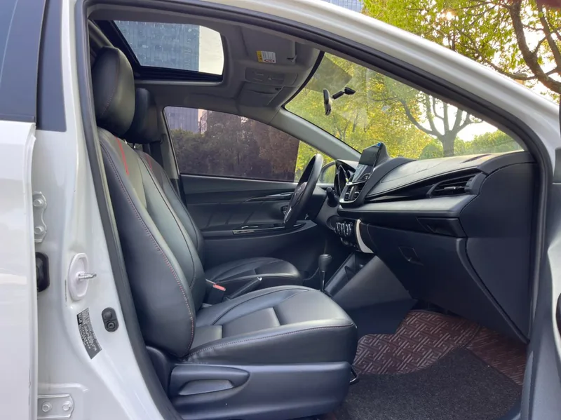 Toyota Yaris L 2020 Chispeante X 1.5L CVT Versión de lujo interior foto 11 Toyota Yaris L 2020 Chispeante X 1.5L CVT Versión de lujo interior foto 11