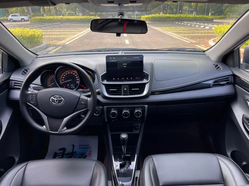 Toyota Yaris L 2020 Chispeante X 1.5L CVT Versión de lujo interior foto 12 Toyota Yaris L 2020 Chispeante X 1.5L CVT Versión de lujo interior foto 12
