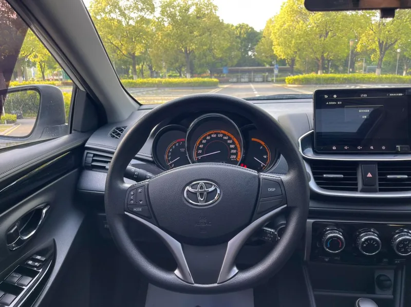 Toyota Yaris L 2020 Chispeante X 1.5L CVT Versión de lujo interior foto 13 Toyota Yaris L 2020 Chispeante X 1.5L CVT Versión de lujo interior foto 13