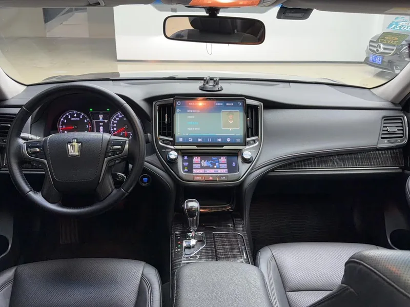 Toyota Crown 2015 2.5L Versión de disfrute inteligente interior foto 11 Toyota Crown 2015 2.5L Versión de disfrute inteligente interior foto 11
