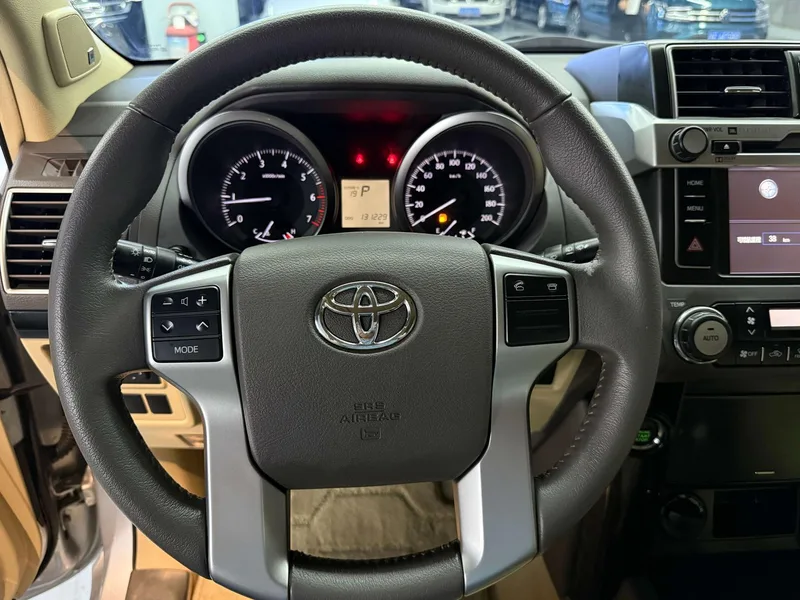 Toyota Prado 2016 2.7L Versión de lujo automática interior foto 12 Toyota Prado 2016 2.7L Versión de lujo automática interior foto 12