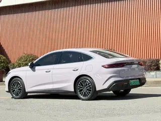BYD Qin L 2024 DM-i 120KM Excellence-type exterior photo 3