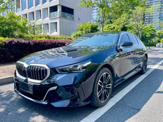 BMW 5 Series 2025 530Li Líder M Conjunto deportivo