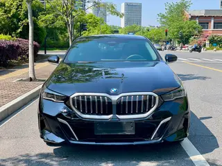 BMW 5 Series 2025 530Li Leading Type M Sports suit exterior photo 2 BMW 5 Series 2025 530Li Leading Type M Sports suit exterior photo 2