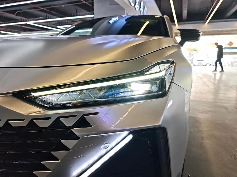 Changan UNI-V 2022 1.5T Премиальная комплектация экстерьер фото 5 Changan UNI-V 2022 1.5T Премиальная комплектация экстерьер фото 5