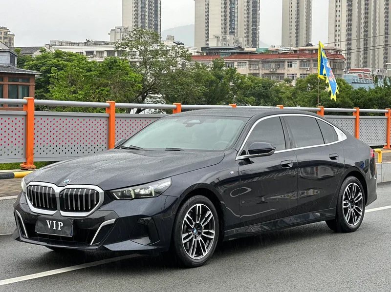 BMW 5 Series 2025 530Li Leading Type M Sports suit exterior photo 1 BMW 5 Series 2025 530Li Leading Type M Sports suit exterior photo 1