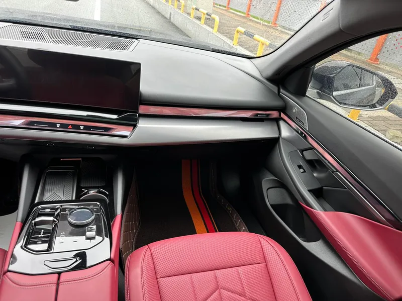 BMW 5 Series 2025 530Li Leading Type M Sports suit interior photo 11 BMW 5 Series 2025 530Li Leading Type M Sports suit interior photo 11