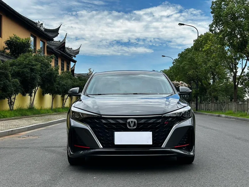 Changan Eado 2025 PLUS 1.4T DCT Versión de alta energía exterior foto 2 Changan Eado 2025 PLUS 1.4T DCT Versión de alta energía exterior foto 2