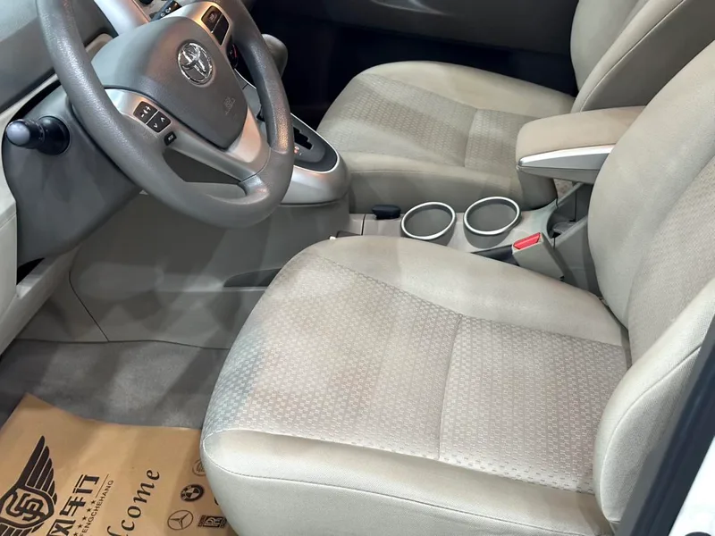 Toyota Verso 2015 180E CVT Versión transfronteriza interior foto 20 Toyota Verso 2015 180E CVT Versión transfronteriza interior foto 20