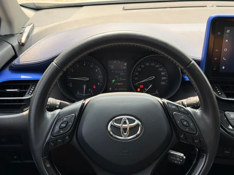 Toyota C-HR 2021 2.0L Luxury Edition interior photo 18