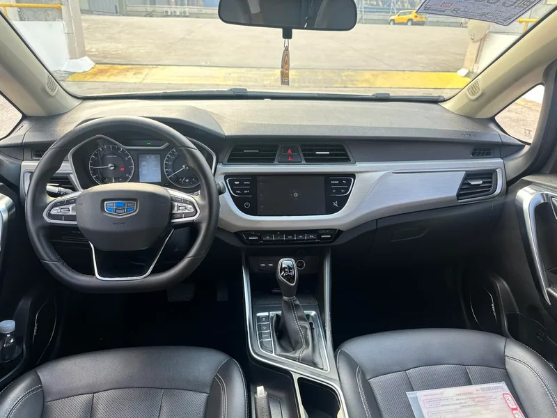 Geely Vision X3 2019 Versión mejorada 1.5L CVT Acabado premium interior foto 8 Geely Vision X3 2019 Versión mejorada 1.5L CVT Acabado premium interior foto 8
