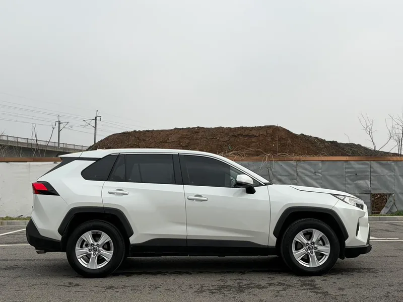 Toyota RAV4 2023 2.0L CVT Two-wheel drive urban version exterior photo 4 Toyota RAV4 2023 2.0L CVT Two-wheel drive urban version exterior photo 4